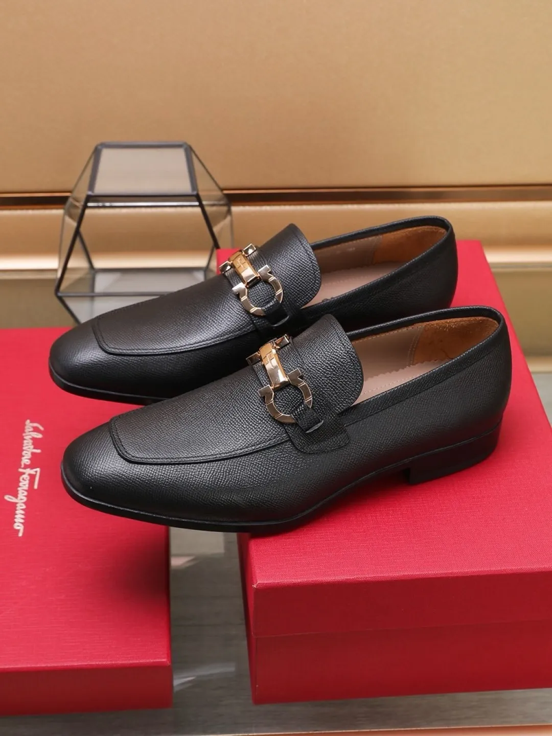 P620💰🔥《Ferragamo》👏Latest • High-end top brand luxury ~ purchasing agency, top quality ~. New fashionable business men's shoes 🔜The uppers are made of original palm-print cowhide➕cowhide·lining, with fine workmanship. The original stylish and soft combination wear-resistant and non-slip outsole is light and comfortable on the foot. The real thing looks better when photographed in person. Color: two colors available. Number of yards: 38/45 yards
